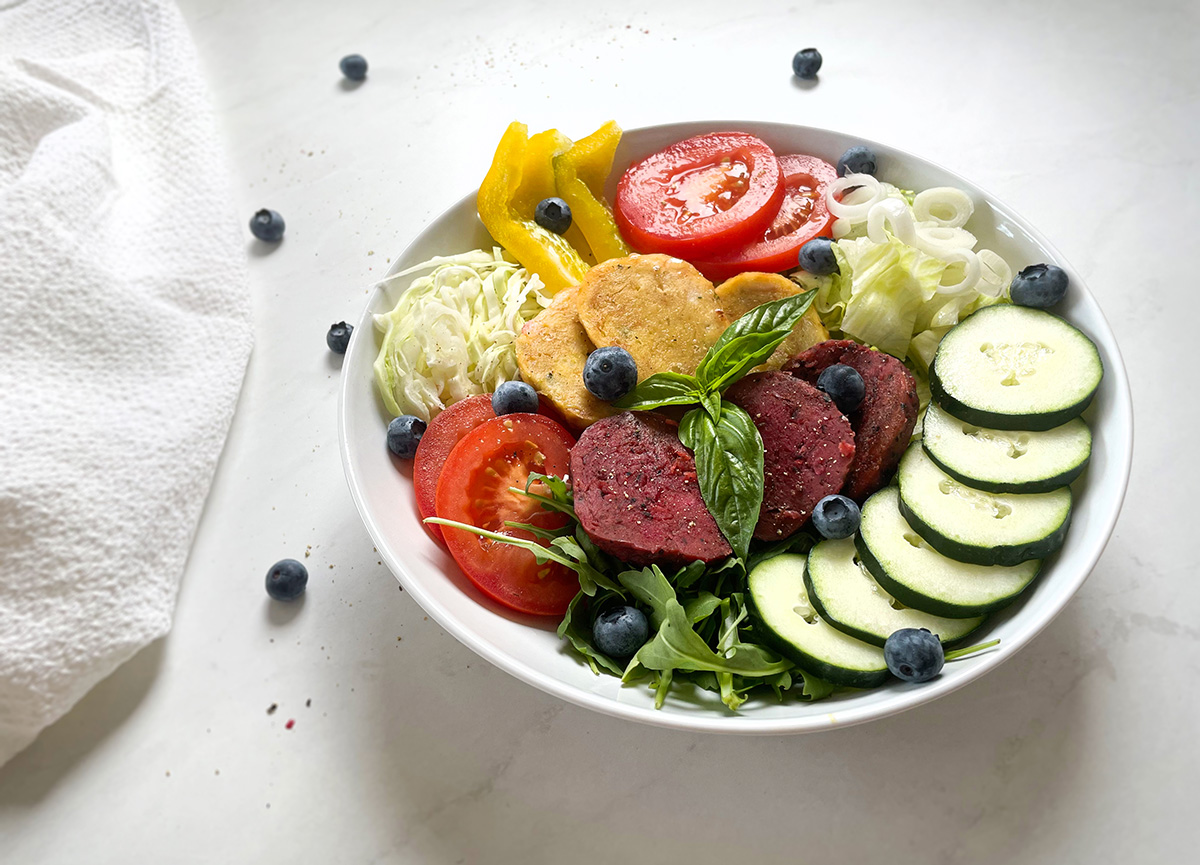 Gemischter Salat mit gebratenen Knödelscheiben und Kräuterdressing ...